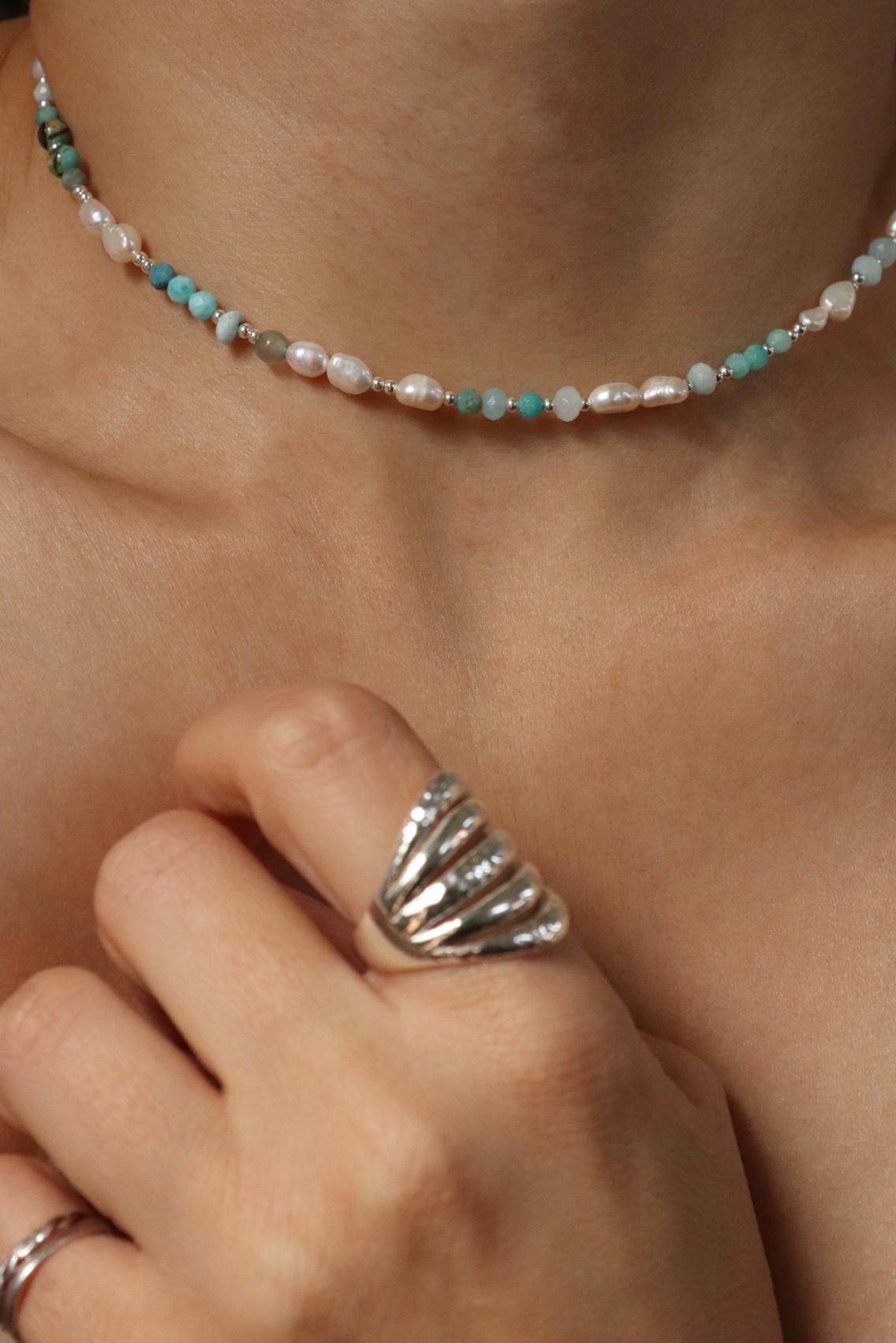 שרשרת חרוזים קצרה. שרשרת פנינים צמודה לצוואר (2)