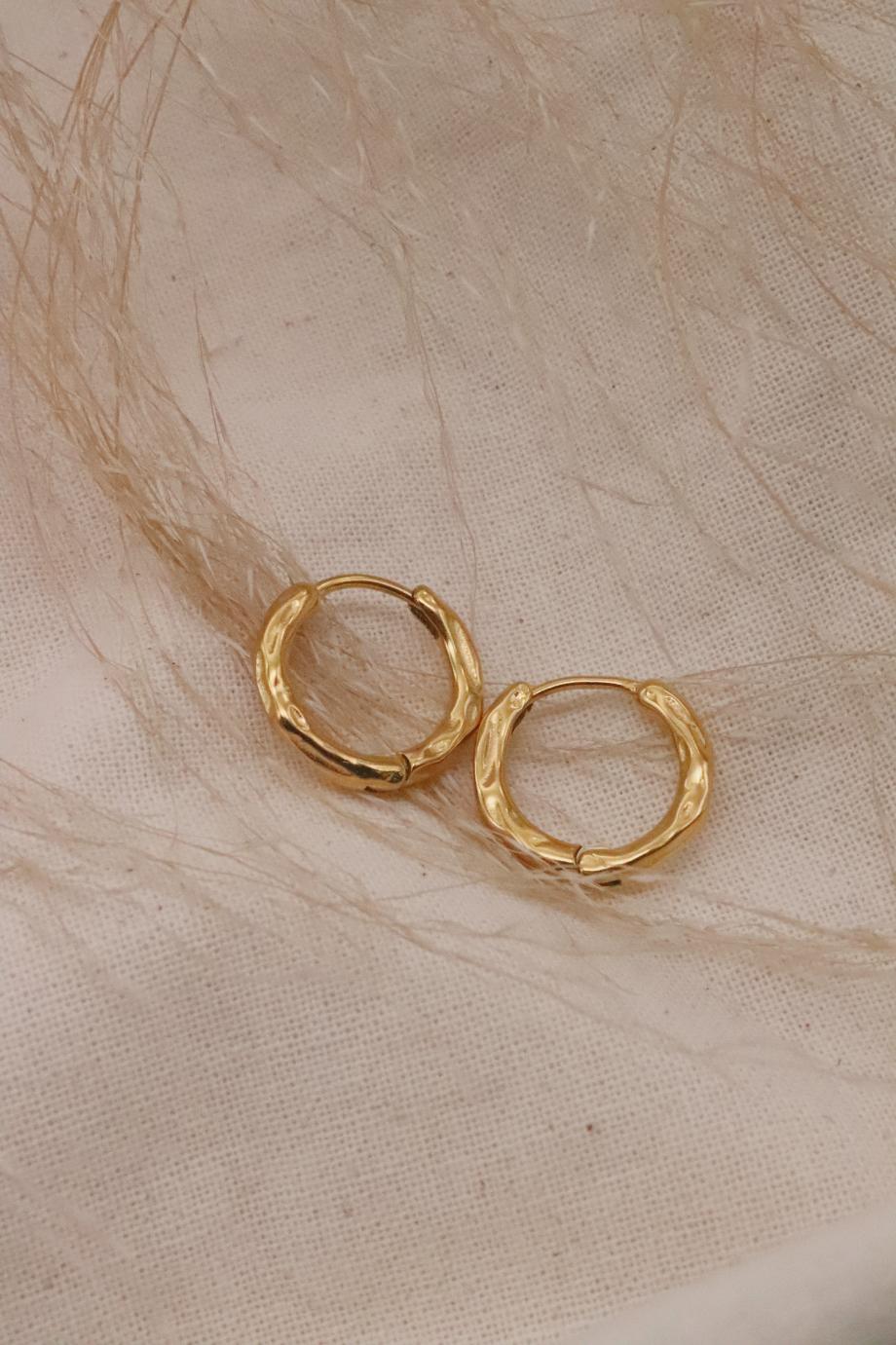 גילי חישוק קטנים ודקים בטקסטורה מרוקעת