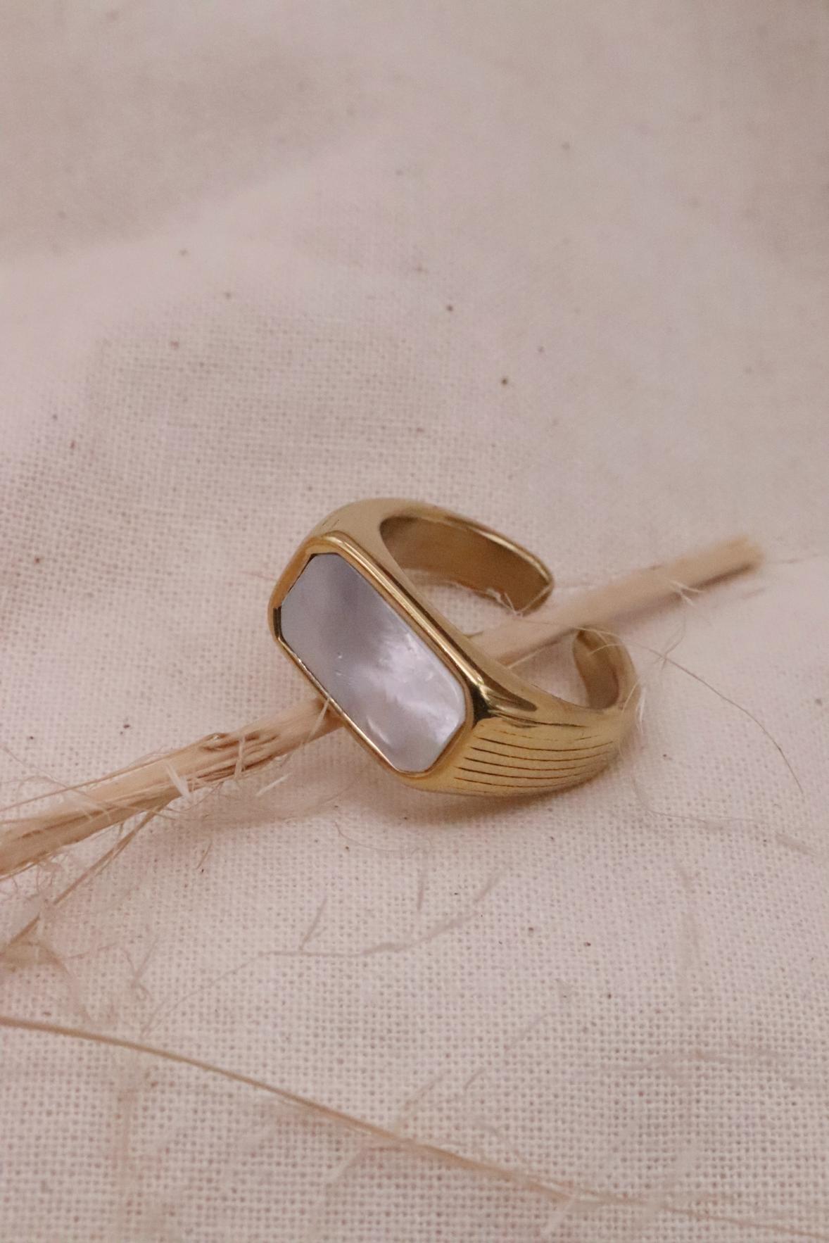 טבעת זהב חותם מלבנית עם צדף לבן של אם הפנינה (1)