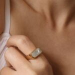 טבעת זהב חותם מלבנית עם צדף לבן של אם הפנינה (2)