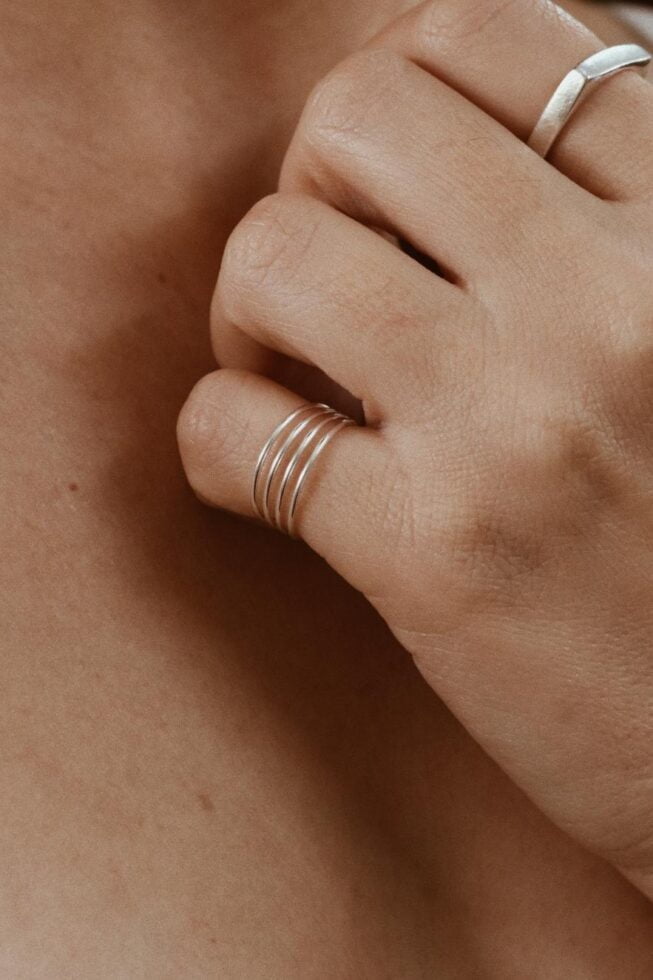 טבעת זרת מיוחדת בדוגמא של פסים מכסף 925 (1)