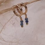 עגילי חישוק קטנים עם אבני חן קיאנייט כחולות. העגילים מיוצרים מכסף 925 או גולדפילד (1)