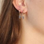 עגילי חישוק קטנים עם אבני חן קיאנייט כחולות. העגילים מיוצרים מכסף 925 או גולדפילד (2)