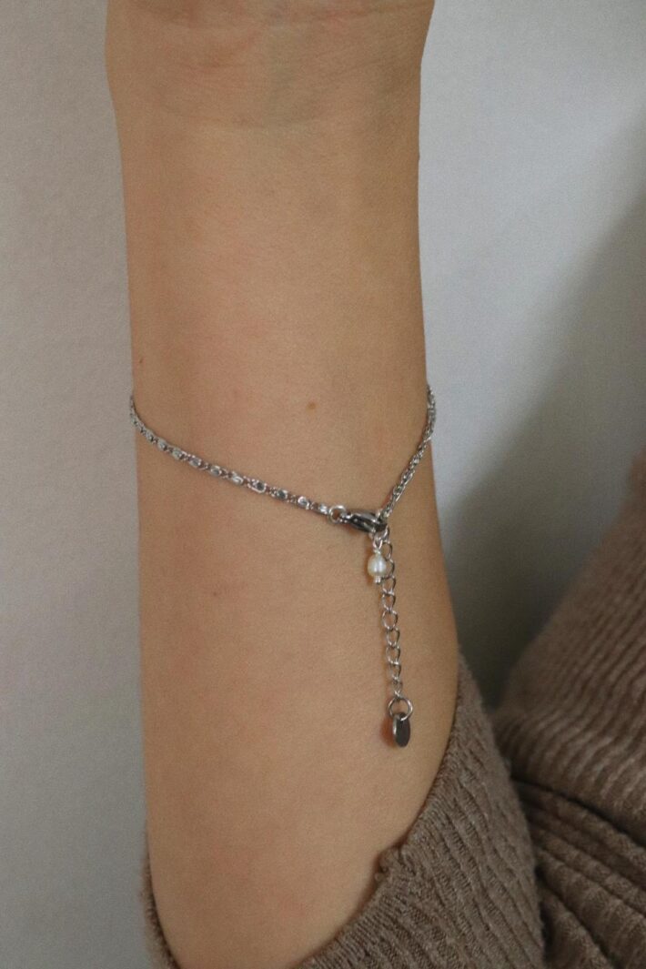 צמיד נשים דק ועדין בשילוב פנינה לבנה אמיתית עמיד במים (1)