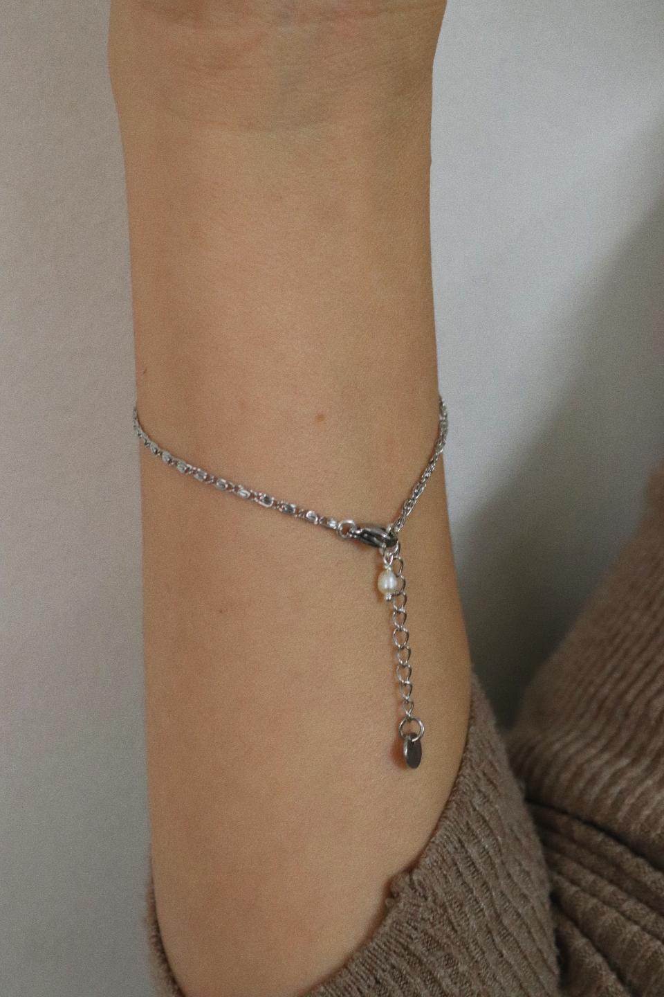 צמיד נשים דק ועדין בשילוב פנינה לבנה אמיתית עמיד במים (1)