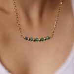 שרשרת זהב עדינה עם אבני אמרלד ירוקות קטנות (2)