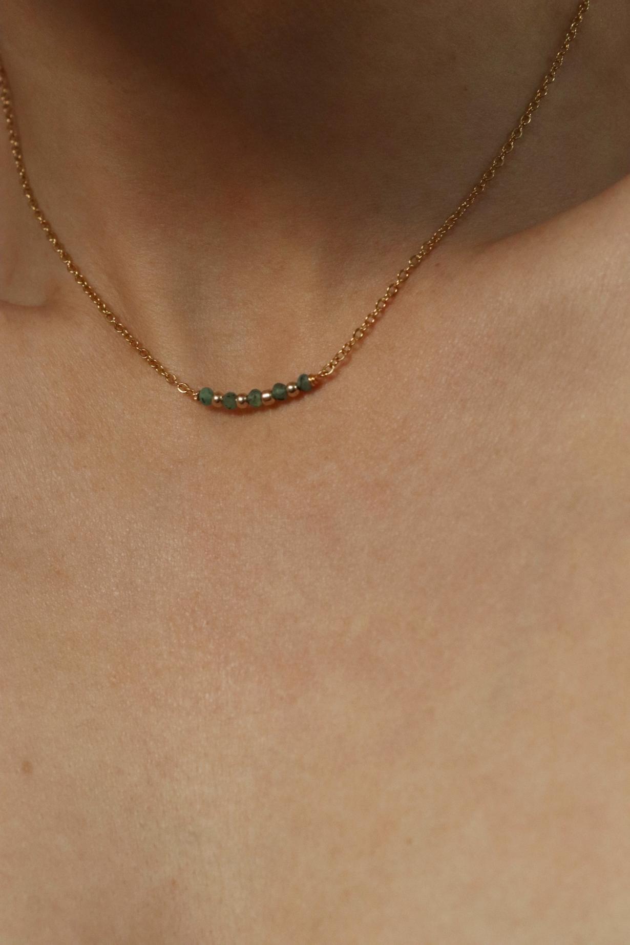 שרשרת זהב עדינה עם אבני אמרלד ירוקות קטנות
