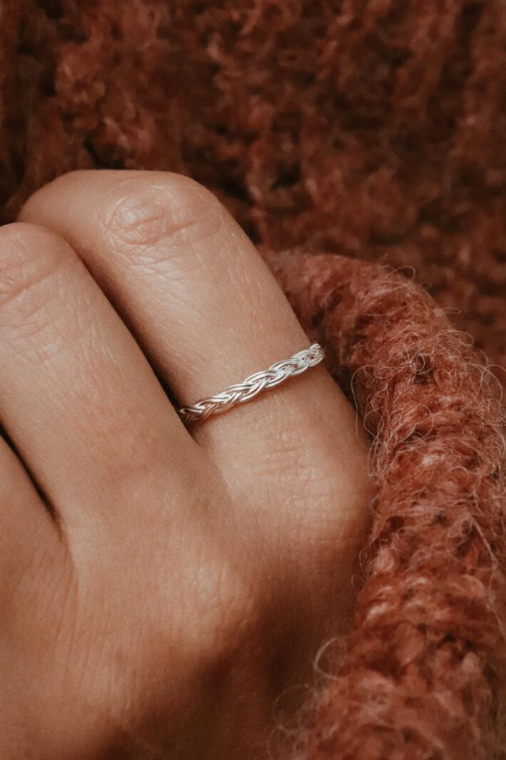 טבעת כסף קלועה בדוגמא של צמה דקה ועדינה כסף 925 (2)