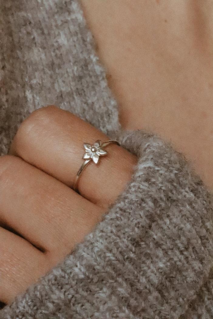 טבעת פרח מכסף 925. טבעת עדינה מכסף