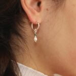 עגילי חישוק קטנים מכסף עם אמרלד ופנינה כסף 925 (1)