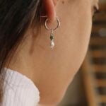 עגילי חישוק קטנים מכסף עם אמרלד ופנינה כסף 925 (2)