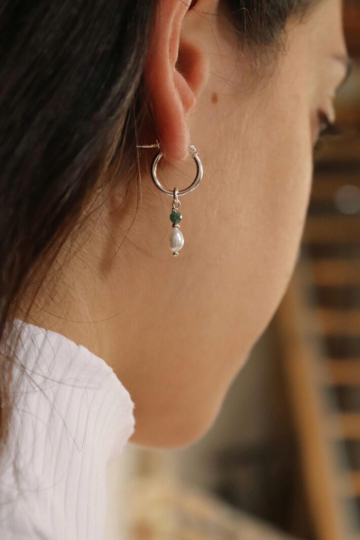 עגילי חישוק קטנים מכסף עם אמרלד ופנינה כסף 925 (2)