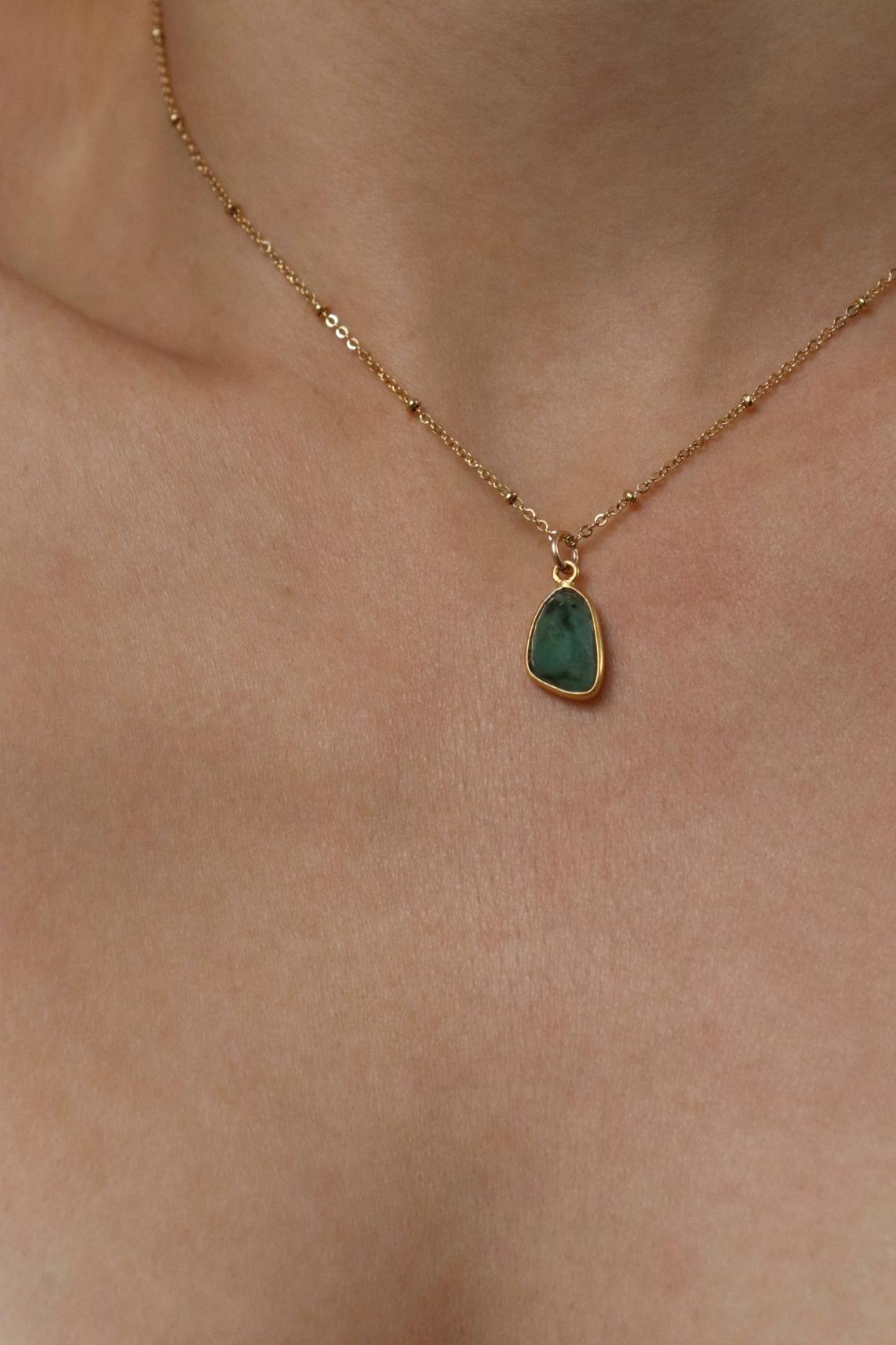 קיוטו שרשרת זהב עם אבן אמרלד ירוקה אסימטרית