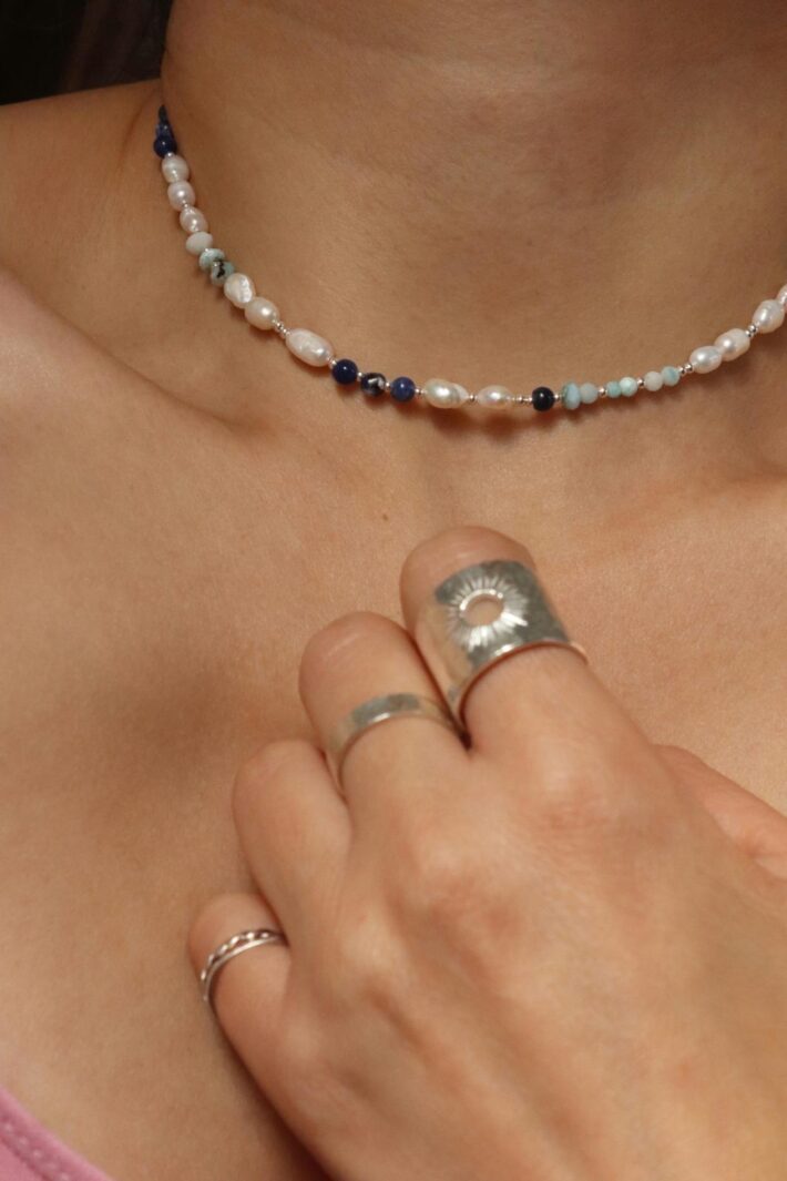 שרשרת חרוזים כחולים צמודה לצוואר. שרשרת פנינים מכסף אמיתי