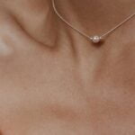 שרשרת קצרה עם פנינה לבנה מכסף 925 או גולדפילד