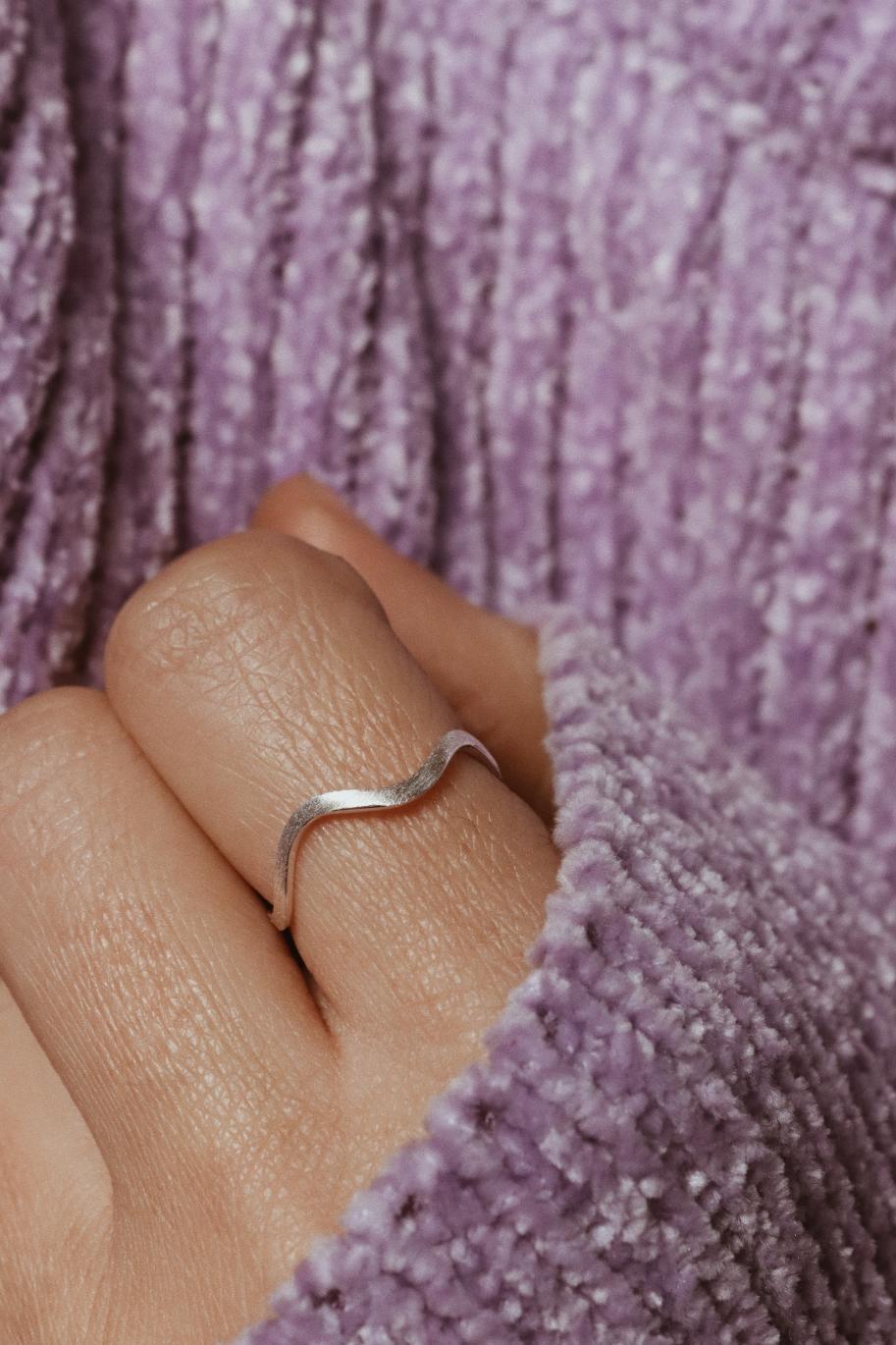 טבעת כסף דקה בצורה של גלים מכסף 925