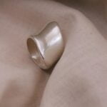 טבעת כסף עבה לאישה. טבעות כסף עם נוכחות. טבות מיוחדות לנשים (1)