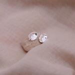 עגילי אליפסה מיוחדים צמודים לאוזן מכסף 925. עגילים תקניים לצבא. עגילים לחיילות (1)