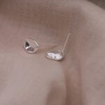 עגילי אליפסה מיוחדים צמודים לאוזן מכסף 925. עגילים תקניים לצבא. עגילים לחיילות (2)