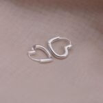 עגילי חישוק בצורת לב מכסף 925. עגילי חישוק קטנים (1)