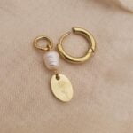 עגילי חישוק זהב קטנים עם פנינים אמיתיות ותליון חריטה של פרח (1)