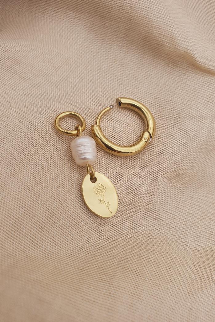 עגילי חישוק זהב קטנים עם פנינים אמיתיות ותליון חריטה של פרח (1)