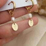 עגילי חישוק זהב קטנים עם פנינים אמיתיות ותליון חריטה של פרח (2)