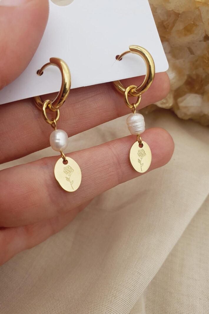 עגילי חישוק זהב קטנים עם פנינים אמיתיות ותליון חריטה של פרח (2)