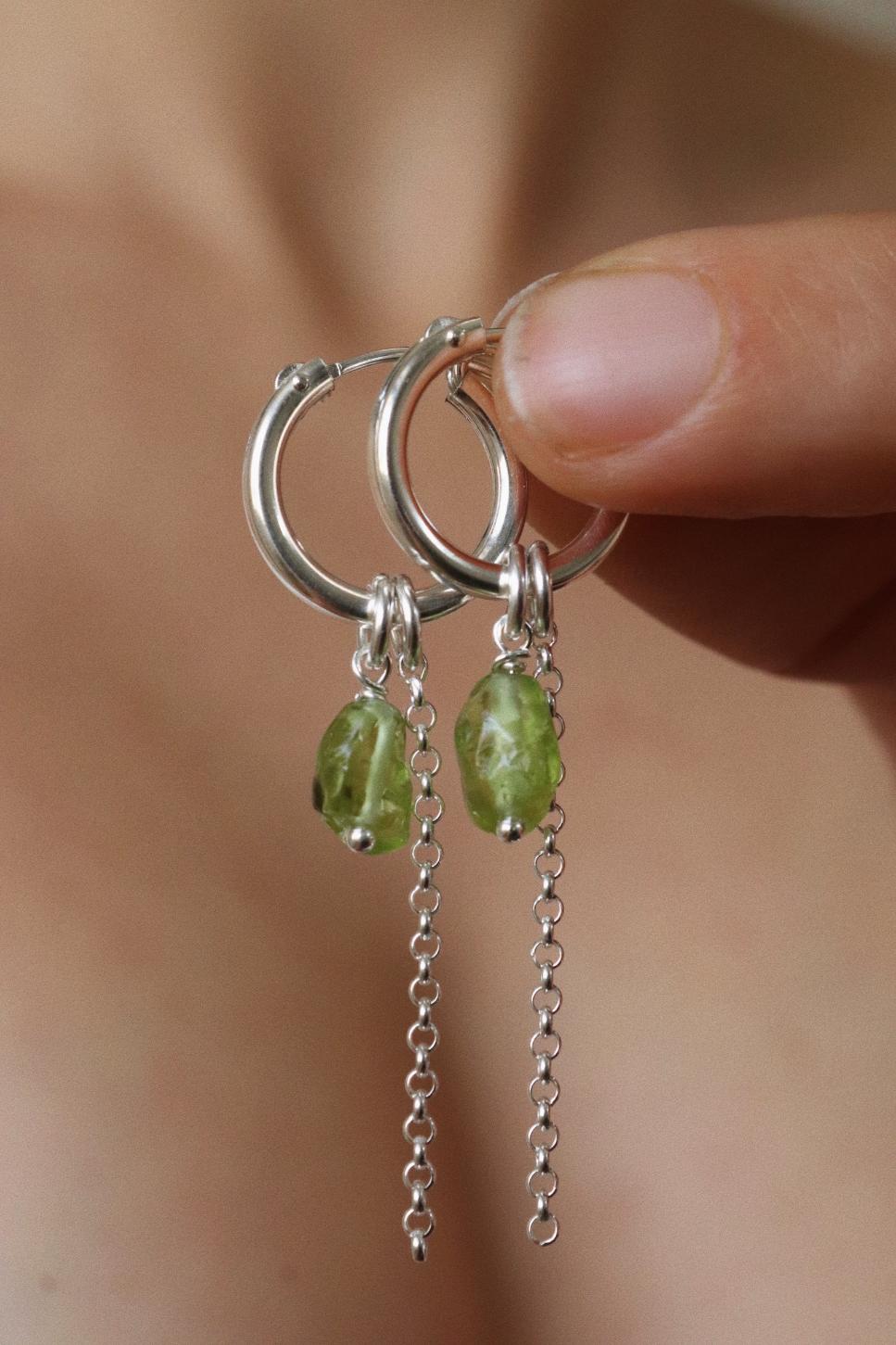 עגילי חישוק מכסף 925 או גולדפילד עם אבן פרידוט ירוקה (1)