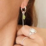 עגילי חישוק מכסף 925 או גולדפילד עם אבן פרידוט ירוקה (2)