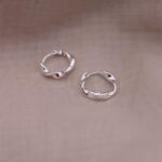 עגילי חישוק קטנים מכסף 925. עגילי חישוק מלופפים מכסף אמיתי (2)