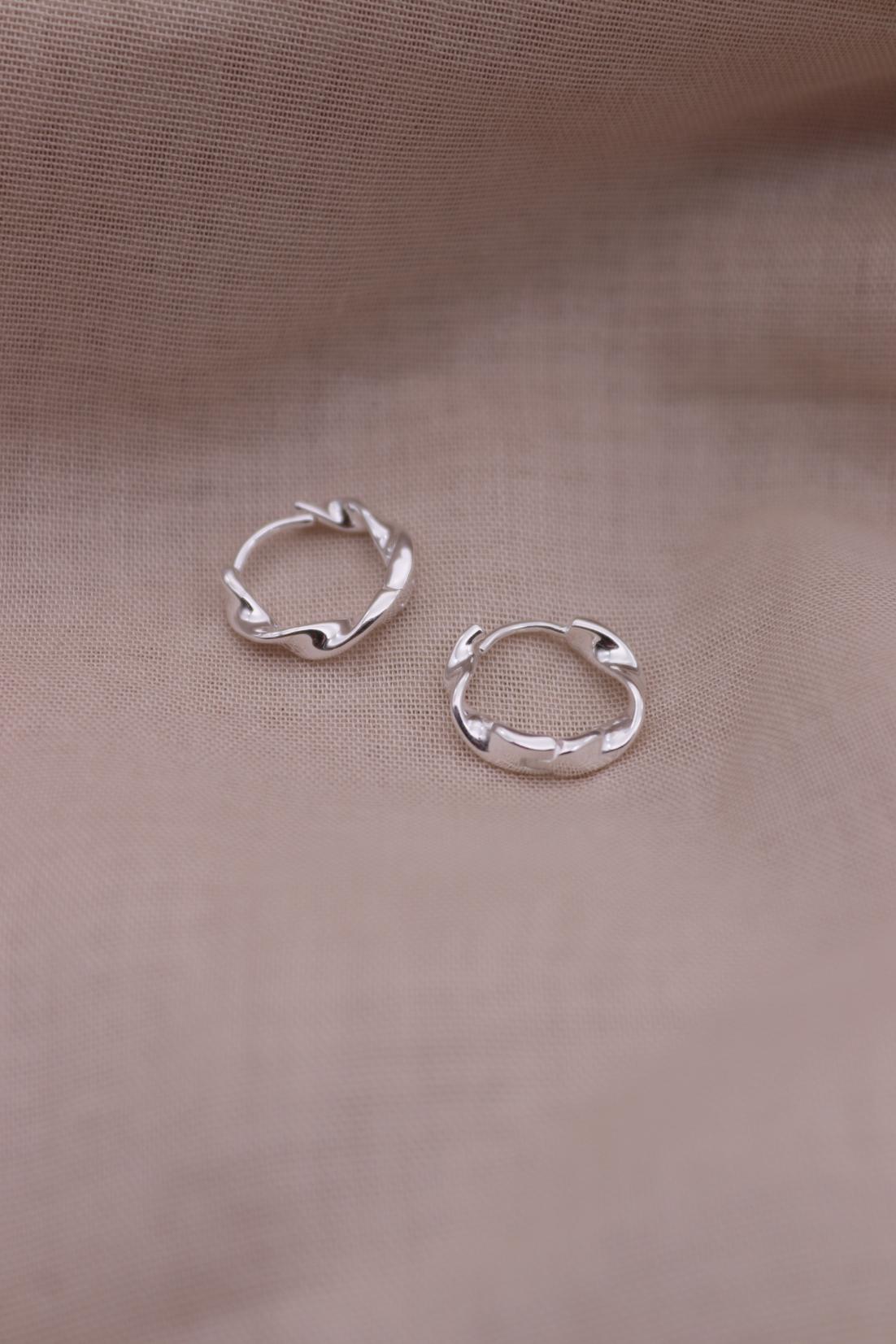 עגילי חישוק קטנים מכסף 925. עגילי חישוק מלופפים מכסף אמיתי (2)