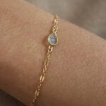 צמיד גולדפילד עם אבן אקווה מרין טבעית בצבע תכלת (1)