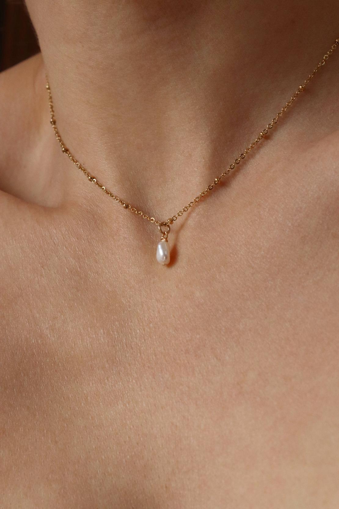 שרשרת זהב עדינה עם פנינה לבנה אמיתית. שרשראות גולדפילד עדינות