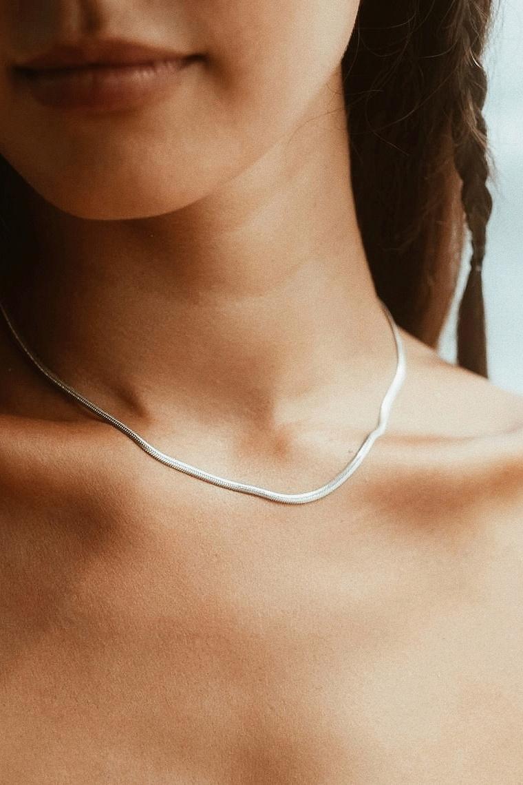 שרשרת נשים כסופה חלקה ושטוחה. שרשרת ללא תליון